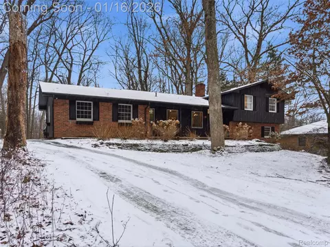 3227 Cairncross Dr, Oakland, MI 48363