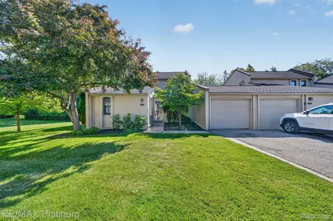 2927 Moon Lake Dr #58, West Bloomfield, MI 48323