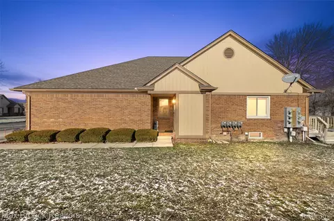 46784 Country Ln, Macomb, MI 48044