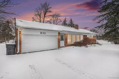 835 E Square Lake Rd, Troy, MI 48085