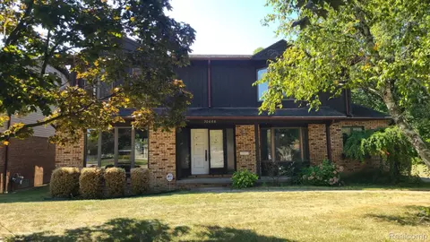 20688 Woodland St, Harper Woods, MI 48225