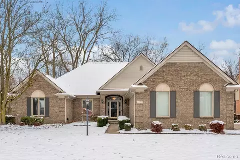43855 Pinot Noir Dr, Sterling Heights, MI 48314