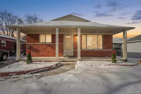 28409 Rockwood St, Saint Clair Shores, MI 48081
