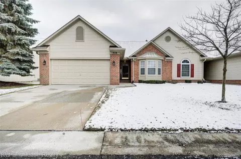 458 N Oak Dr, Commerce, MI 48390