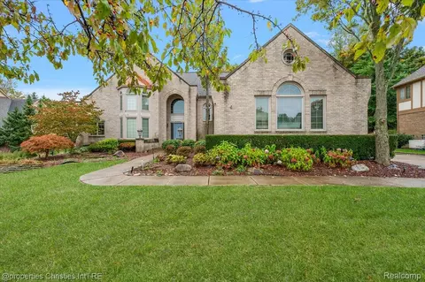 37907 Turnberry Ct, Farmington, MI 48331