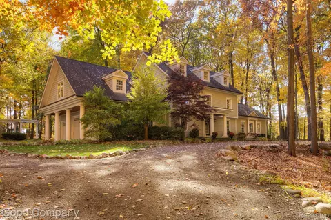 2190 Mac Farm Cir, Milford, MI 48380