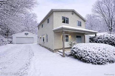 3180 Eastwood Dr, Rochester Hills, MI 48309