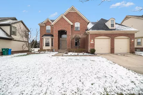 829 Grandview Dr, Commerce, MI 48390
