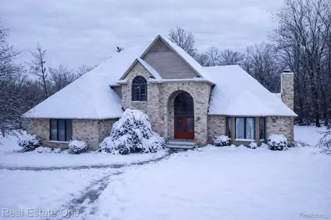 11514 Kings Knight Cir, Grand Blanc, MI 48439