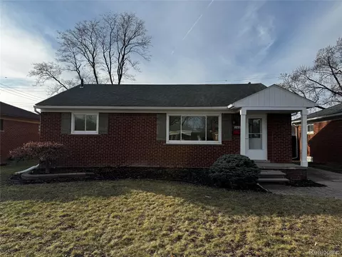 24515 Petersburg Ave, Eastpointe, MI 48021