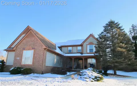 1267 Woodland Springs Dr, Genoa, MI 48843