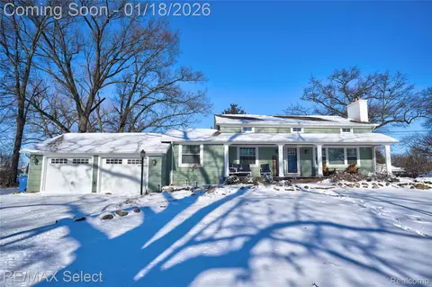 1640 Wenwood Pkwy, Fenton, MI 48430