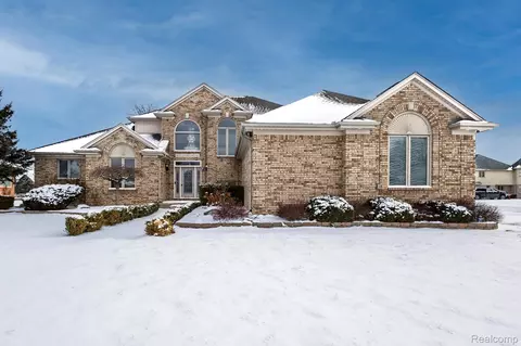 49750 Golden Lake Dr, Shelby Township, MI 48315