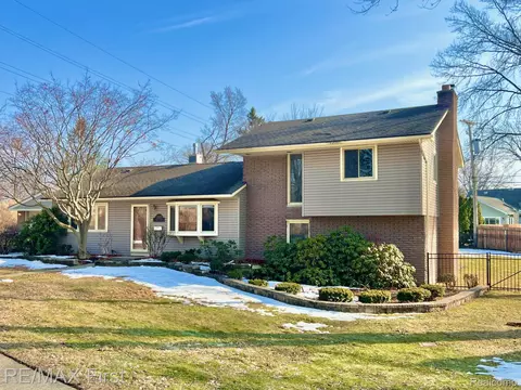 1203 Woodsboro Dr, Royal Oak, MI 48067