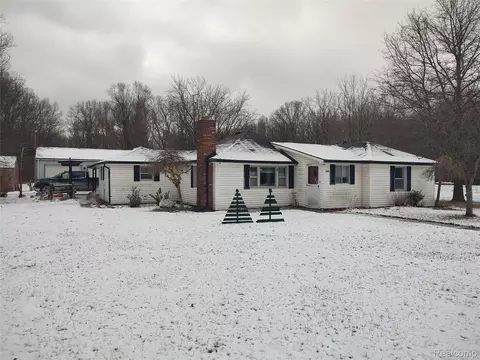 6143 Broadbridge Rd, Cottrellville, MI 48039