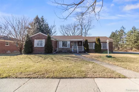 24311 Hayes Ave, Eastpointe, MI 48021