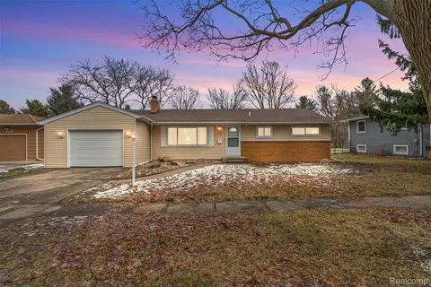 428 Sunnyside Dr, Flushing, MI 48433