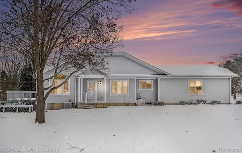 229 Aberdeen Ct, Flushing, MI 48433