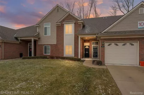 3779 Eagle Creek Dr #56, Shelby Township, MI 48317