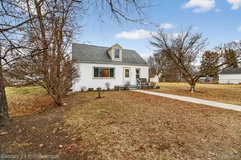 18292 Deering St, Livonia, MI 48152