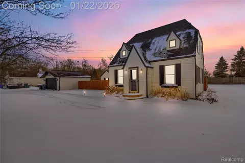 6740 Barabeau Dr, Troy, MI 48085