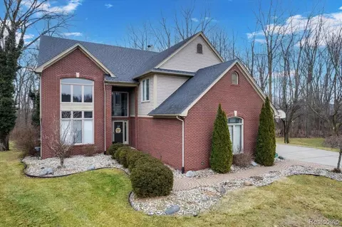 54424 Maple Creek Ct, Shelby Township, MI 48316