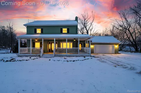 10086 Oakhill Rd, Holly, MI 48442