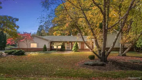 1932 Shore Hill Dr, Bloomfield Hills, MI 48302