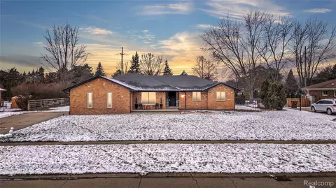 49685 Richardson Dr, Shelby Township, MI 48315