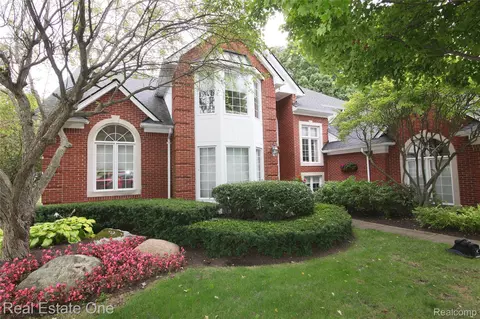 3991 Oakfield Ct, Shelby Township, MI 48316