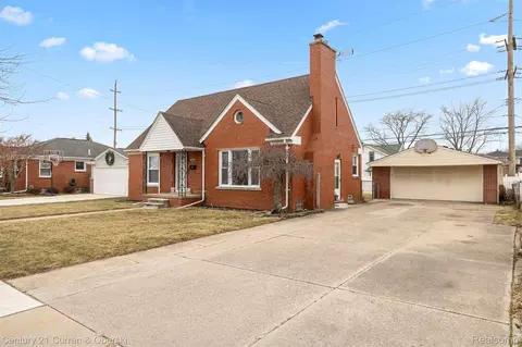 1046 6th St, Wyandotte, MI 48192