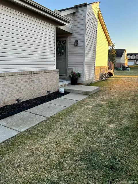 29280 Red Maple Dr #105, Chesterfield, MI 48051