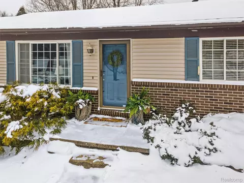 3843 Thomas Rd, Oxford, MI 48371