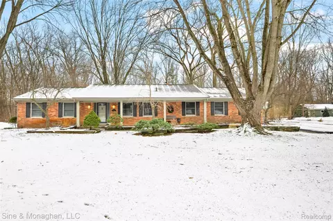210 Mead Rd, Rochester Hills, MI 48306