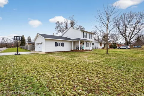 9825 Burson Dr, Brighton, MI 48116