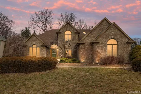 3731 Lake Forest Dr, Sterling Heights, MI 48314