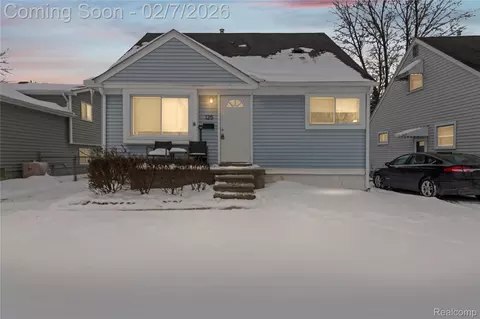 125 Tecumseh St, Clawson, MI 48017