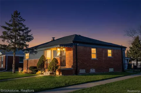 19155 Ash Ave, Eastpointe, MI 48021