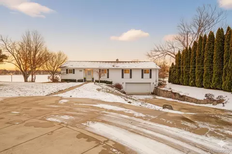 5124 Driftwood Dr, Commerce, MI 48382