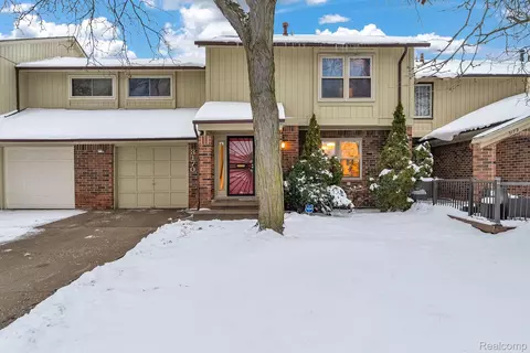 3170 Woods Cir, Detroit, MI 48207