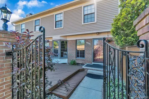 22224 Edgewater, Novi, MI 48375