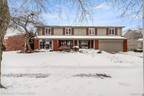 741 Briarcliff Dr, Grosse Pointe, MI 48236