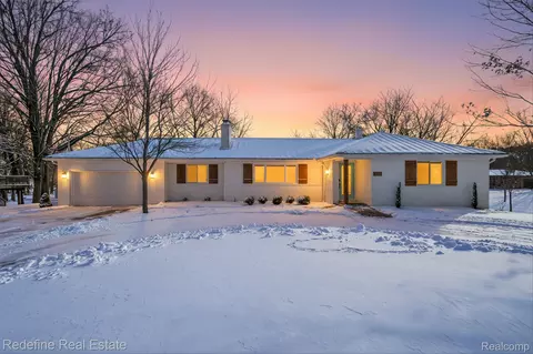 1025 S Leroy St, Fenton, MI 48430