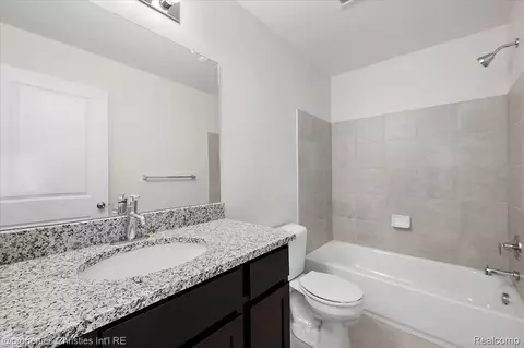 Bath - 4953 Treeside Ln, Troy, MI 48098 photo 5 of 7