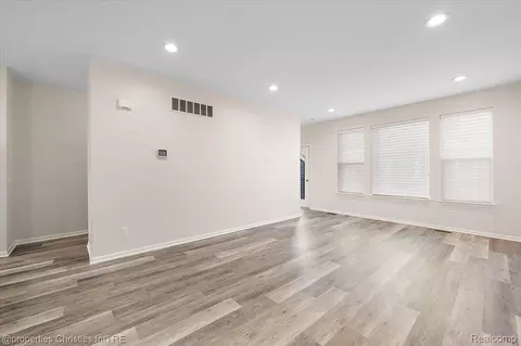 Living - 4953 Treeside Ln, Troy, MI 48098 photo 1 of 4
