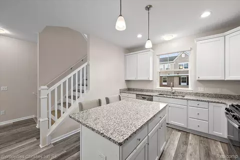 Kitchen - 4953 Treeside Ln, Troy, MI 48098 photo 2 of 3