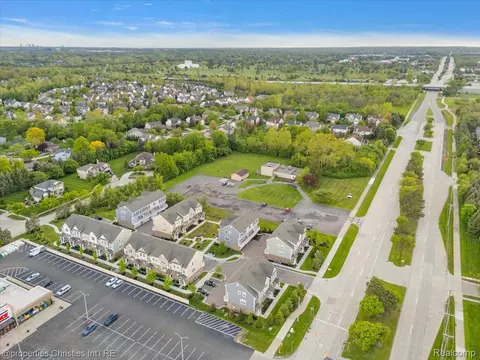 View/Area - 4953 Treeside Ln, Troy, MI 48098 photo 9 of 14