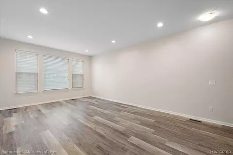 Living - 4953 Treeside Ln, Troy, MI 48098 photo 3 of 4