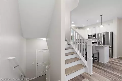 Entry Way - 4953 Treeside Ln, Troy, MI 48098 photo 4 of 4