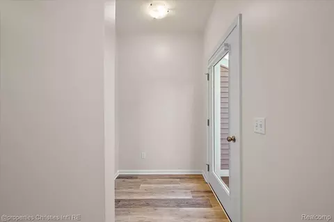 Entry Way - 4953 Treeside Ln, Troy, MI 48098 photo 2 of 4